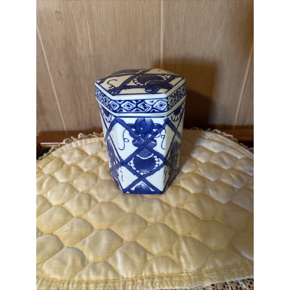 Blue‎ And White Chinese Tea Caddy Or Ginger Jar